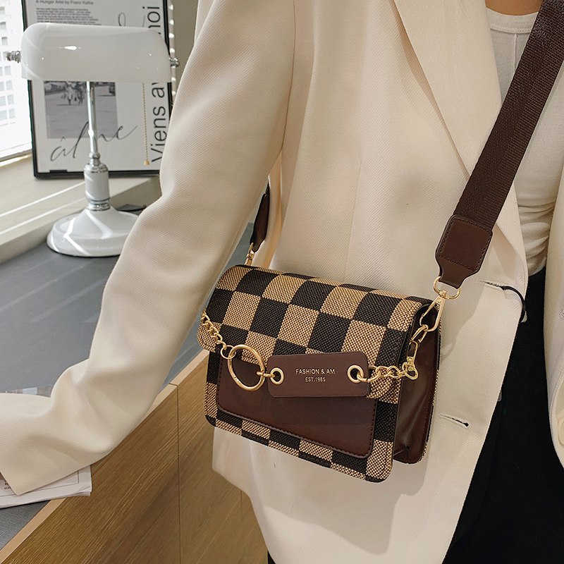 27元【meiyastyle】棋盘格配色高级感单肩斜挎包￥kkIo2ie6DoA￥/ 近300w粉丝 原创包包大店铺4款可选 品质颜值性价比都有
