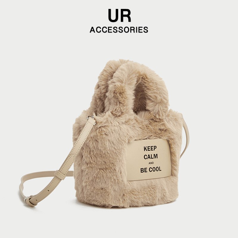98元【UR旗舰店】秋冬字母毛茸茸手提包水桶包(Hj4GXAeq3Mj)/